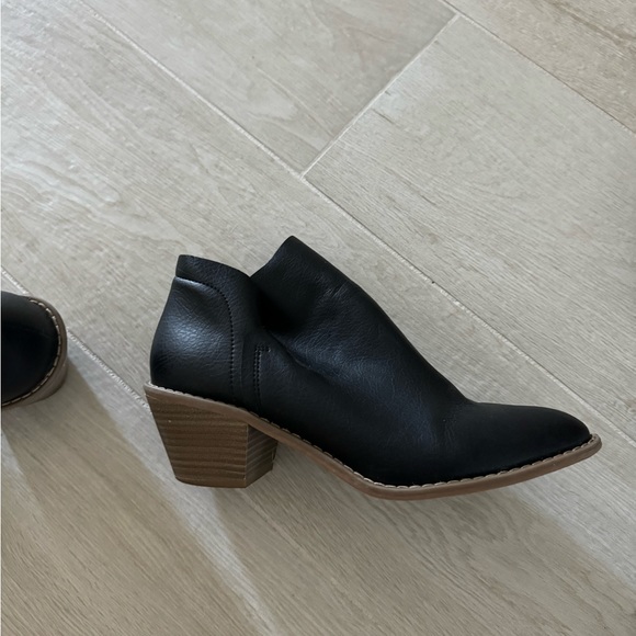 Universal thread ankle booties - Picture 6 of 7